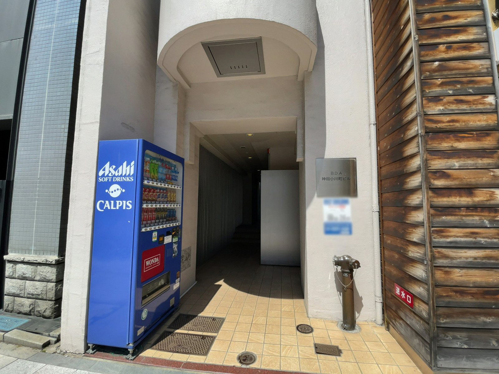 オフィスビル出入口