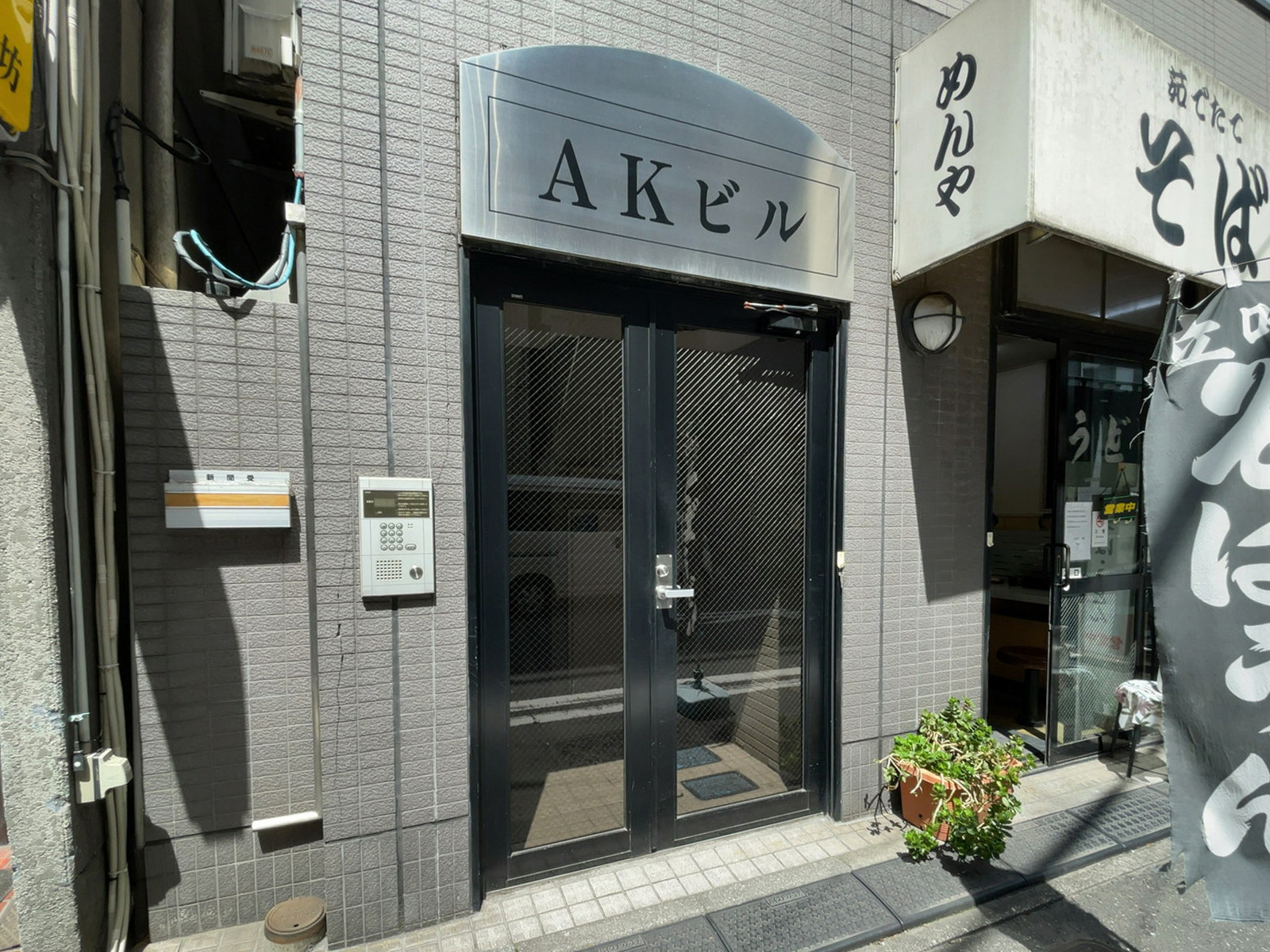 オフィスビル出入口