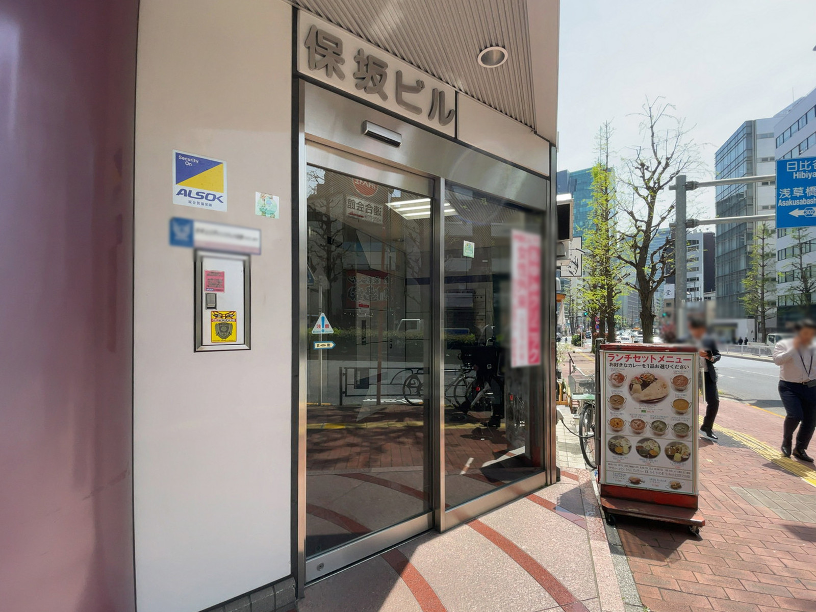 オフィスビル出入口