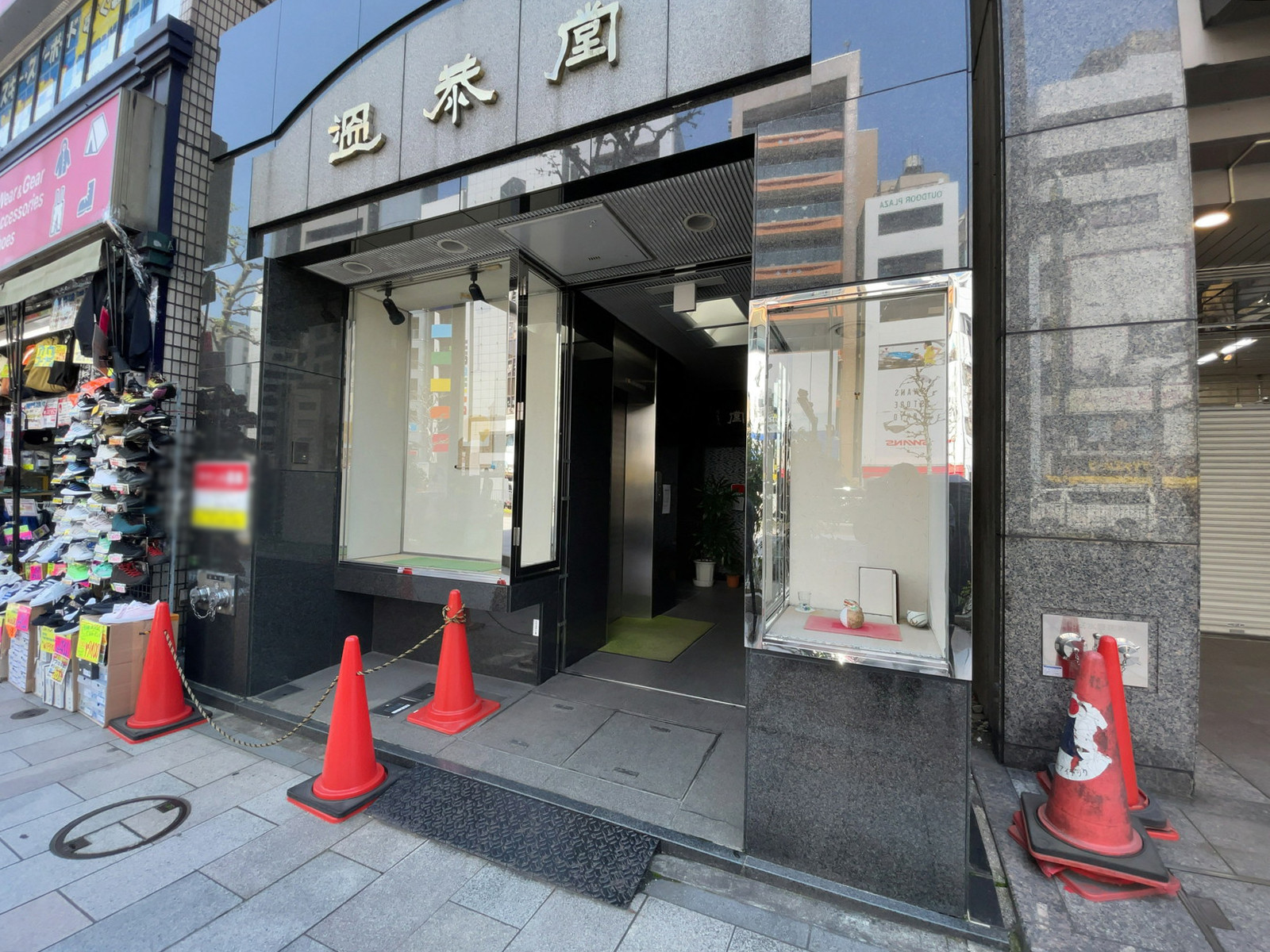 オフィスビル出入口
