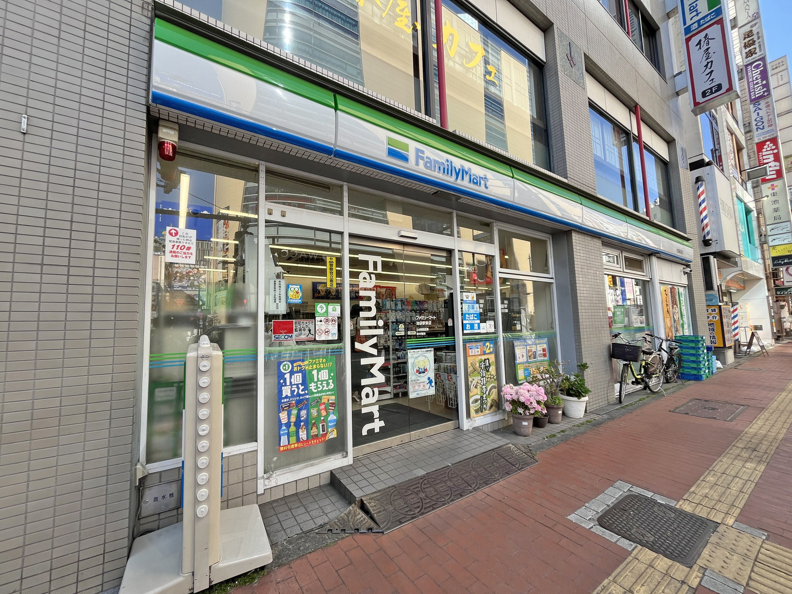 1階のファミリーマート池袋駅東店