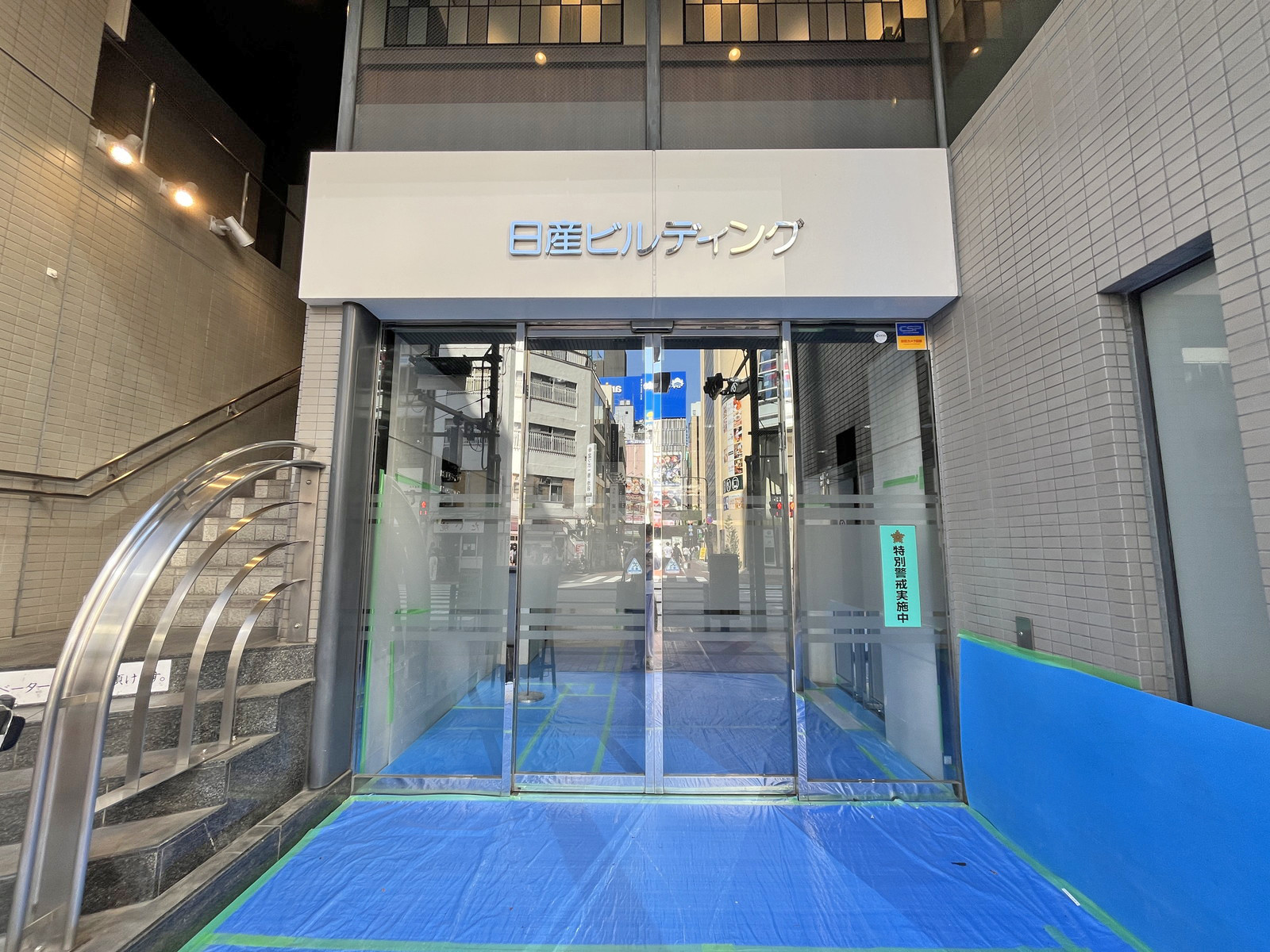 オフィスビル出入り口