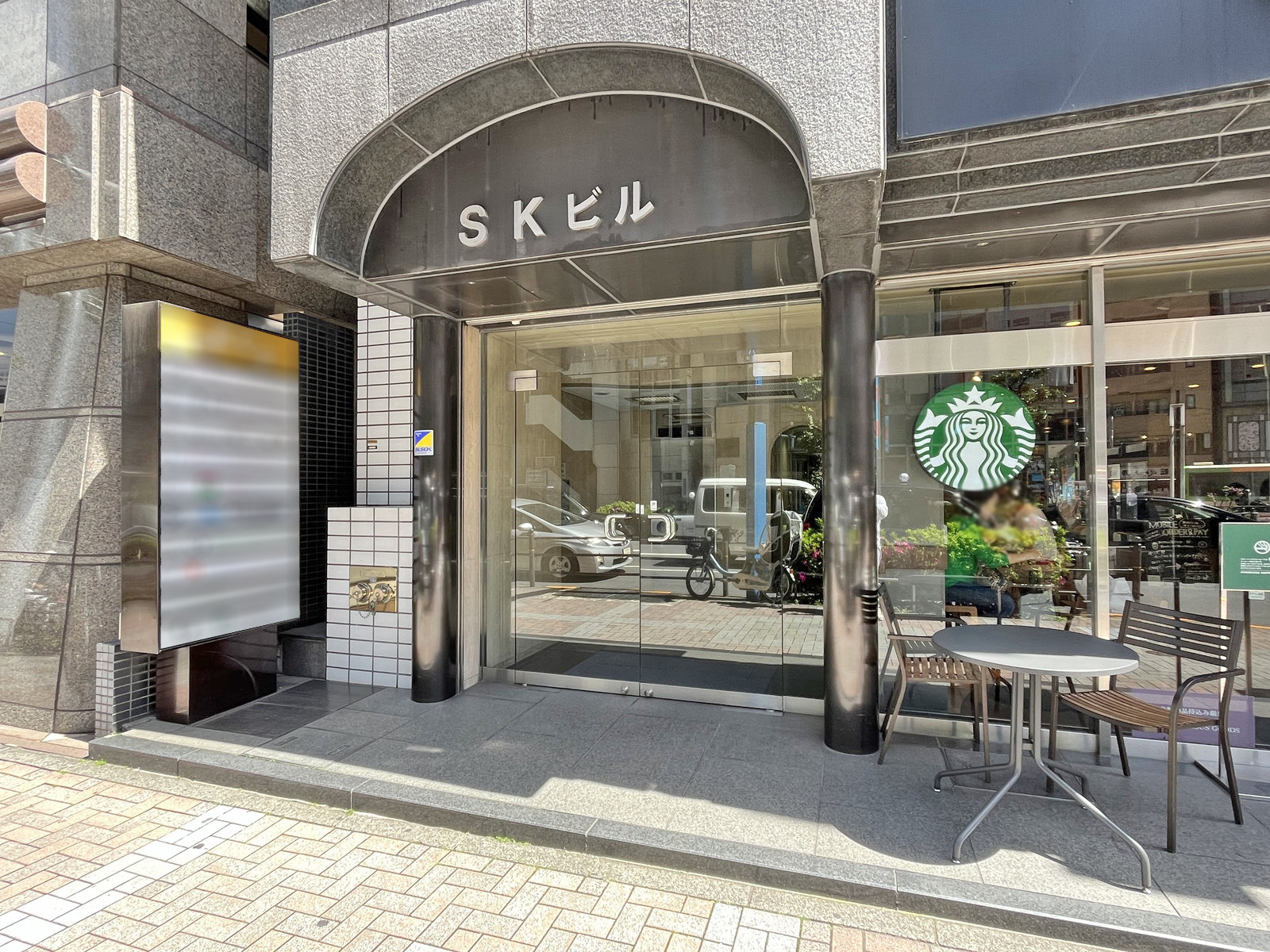 オフィスビル出入り口