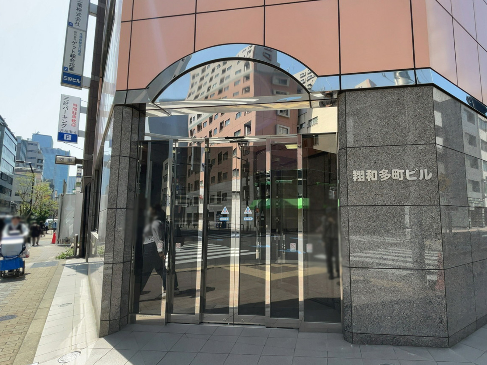オフィスビル出入口