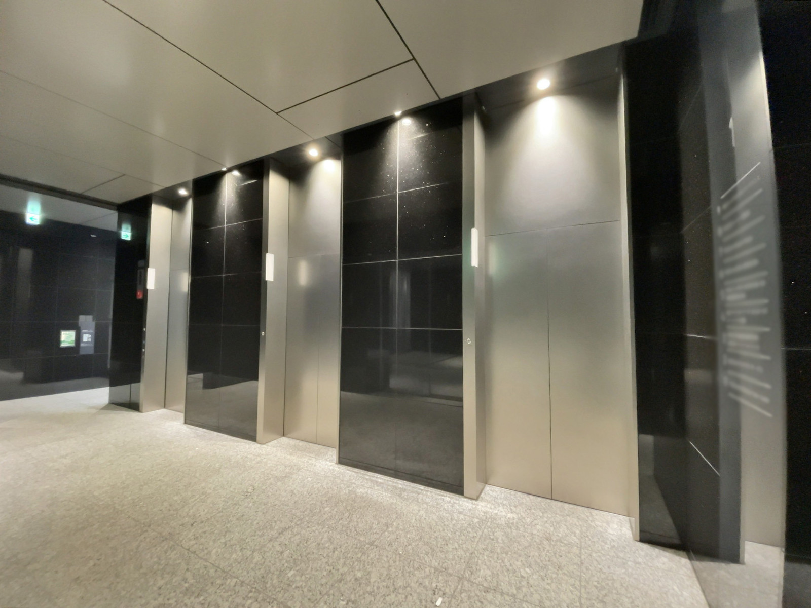 エレベーター(3基)