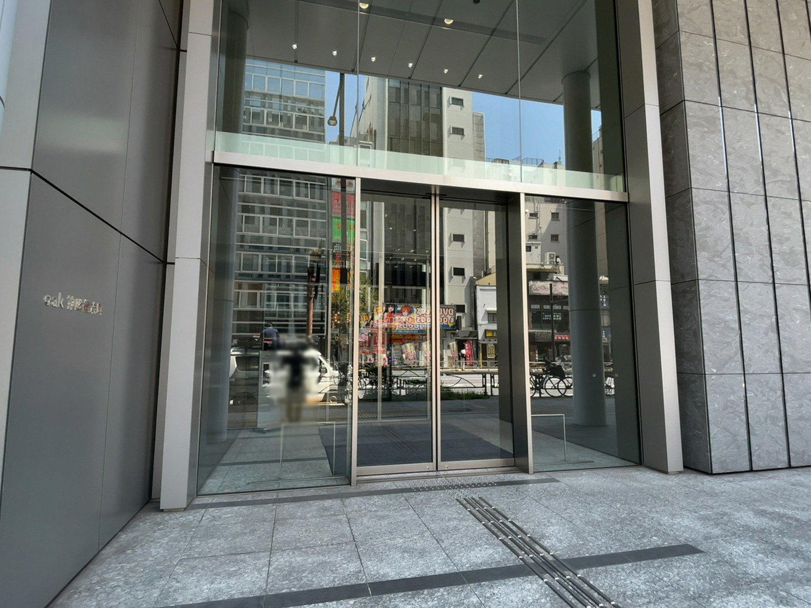 オフィスビル出入口