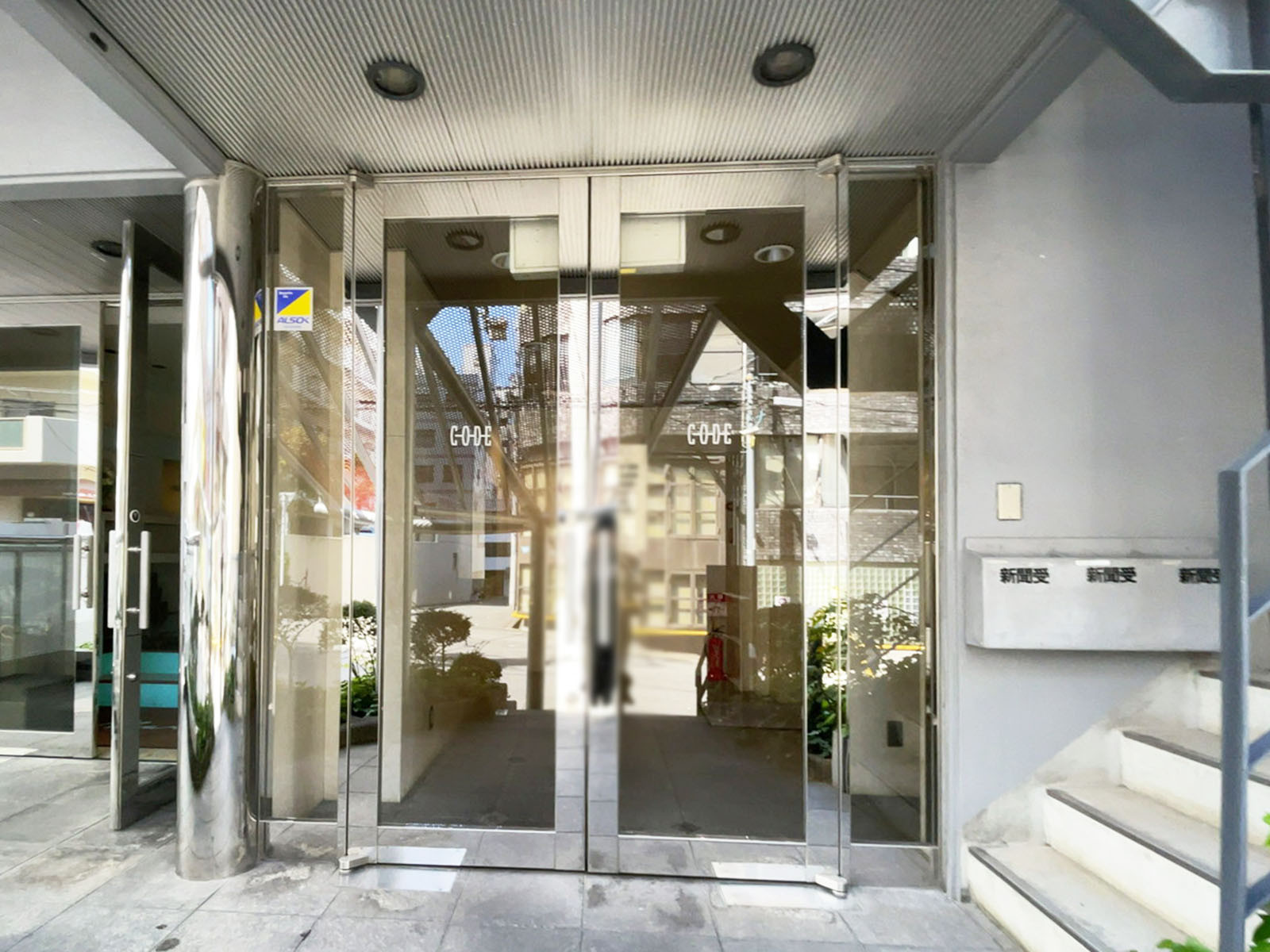オフィスビル出入口