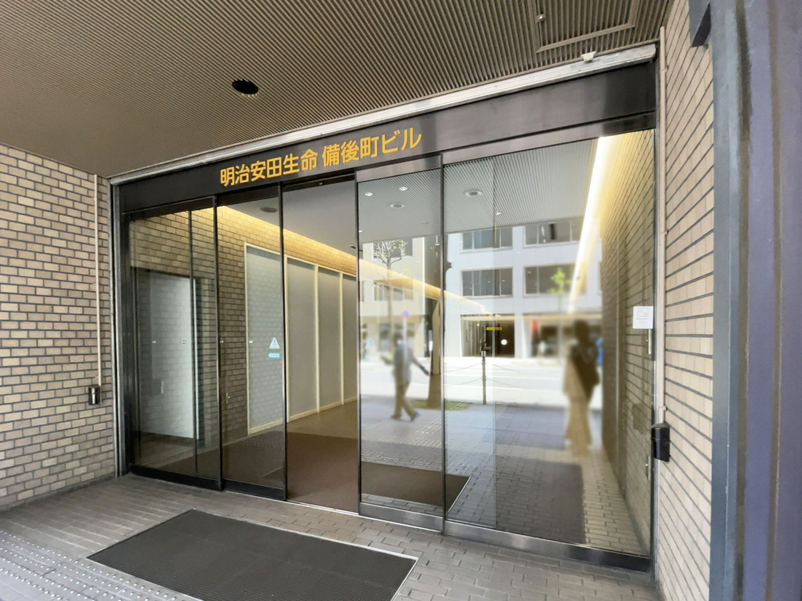 オフィスビル出入口