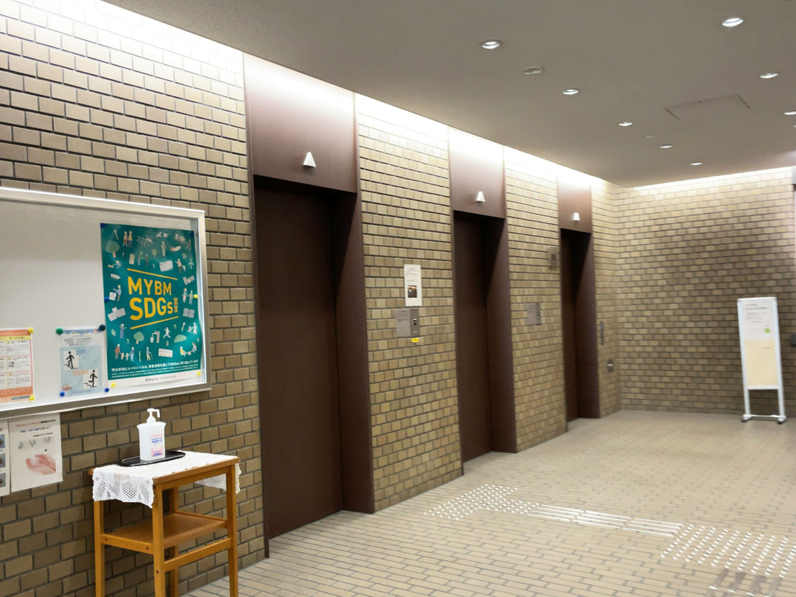 エレベーター(3基)