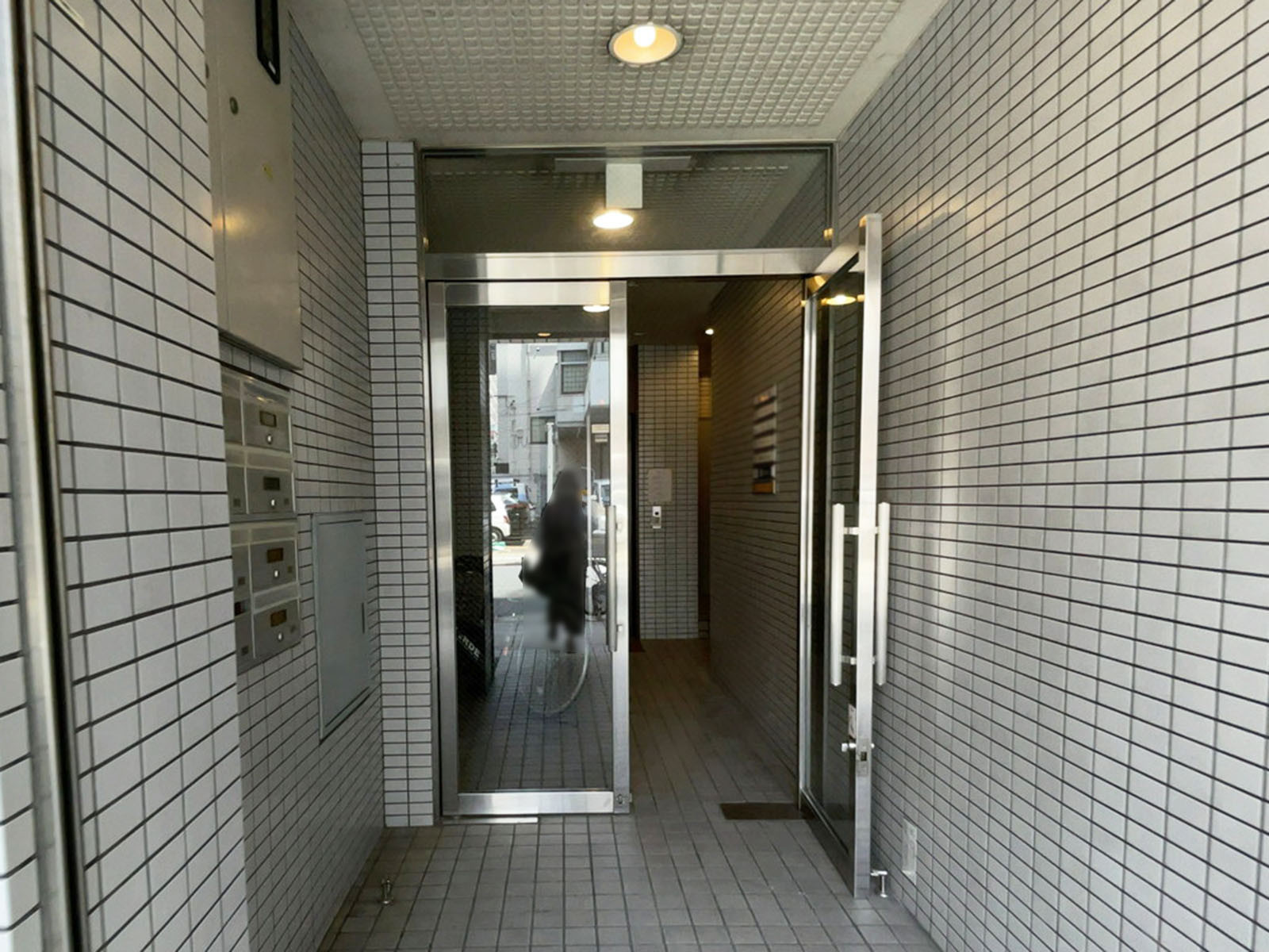 オフィスビル出入口