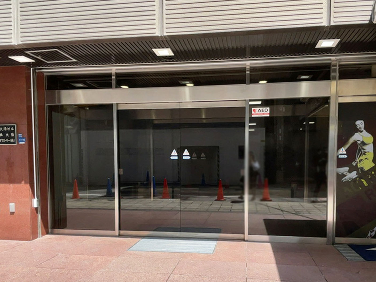 オフィスビル出入口