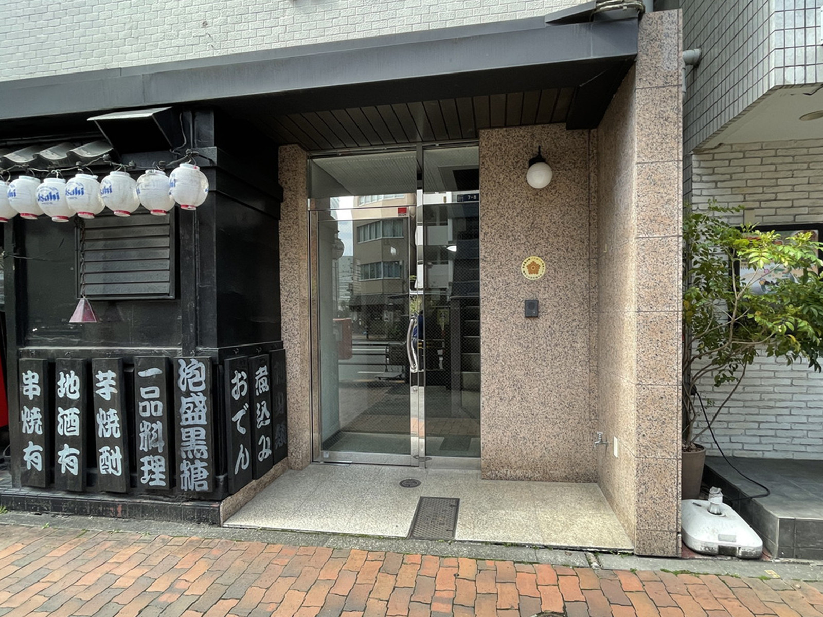 オフィスビル出入口