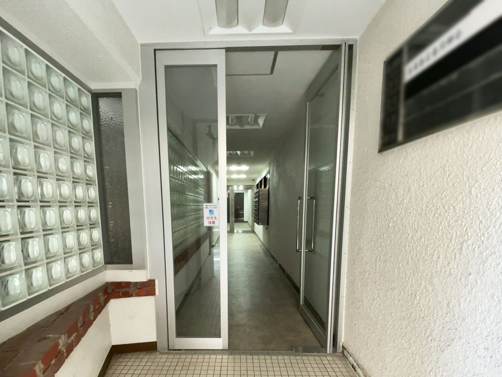 オフィスビル出入口