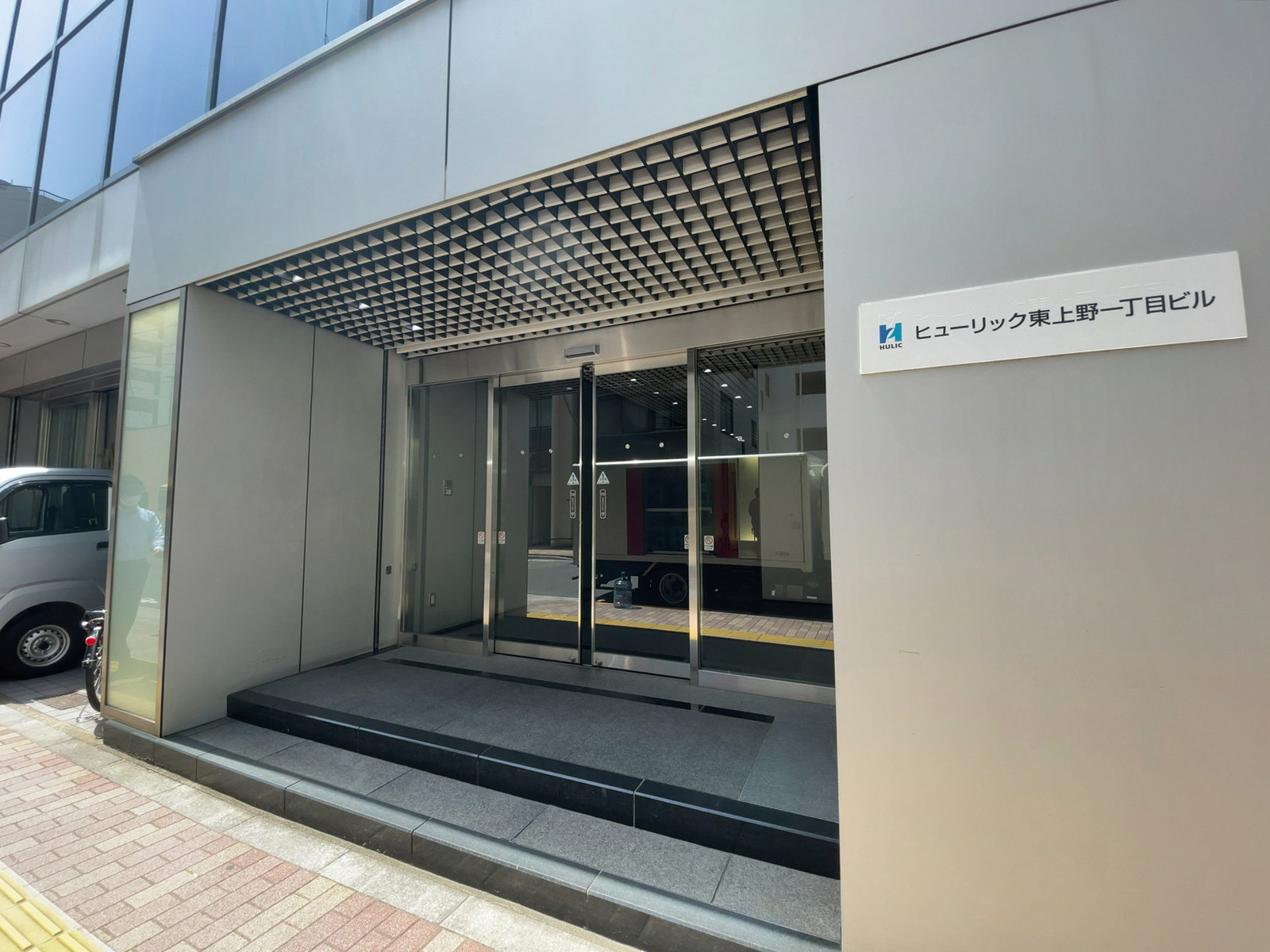 オフィスビル出入口
