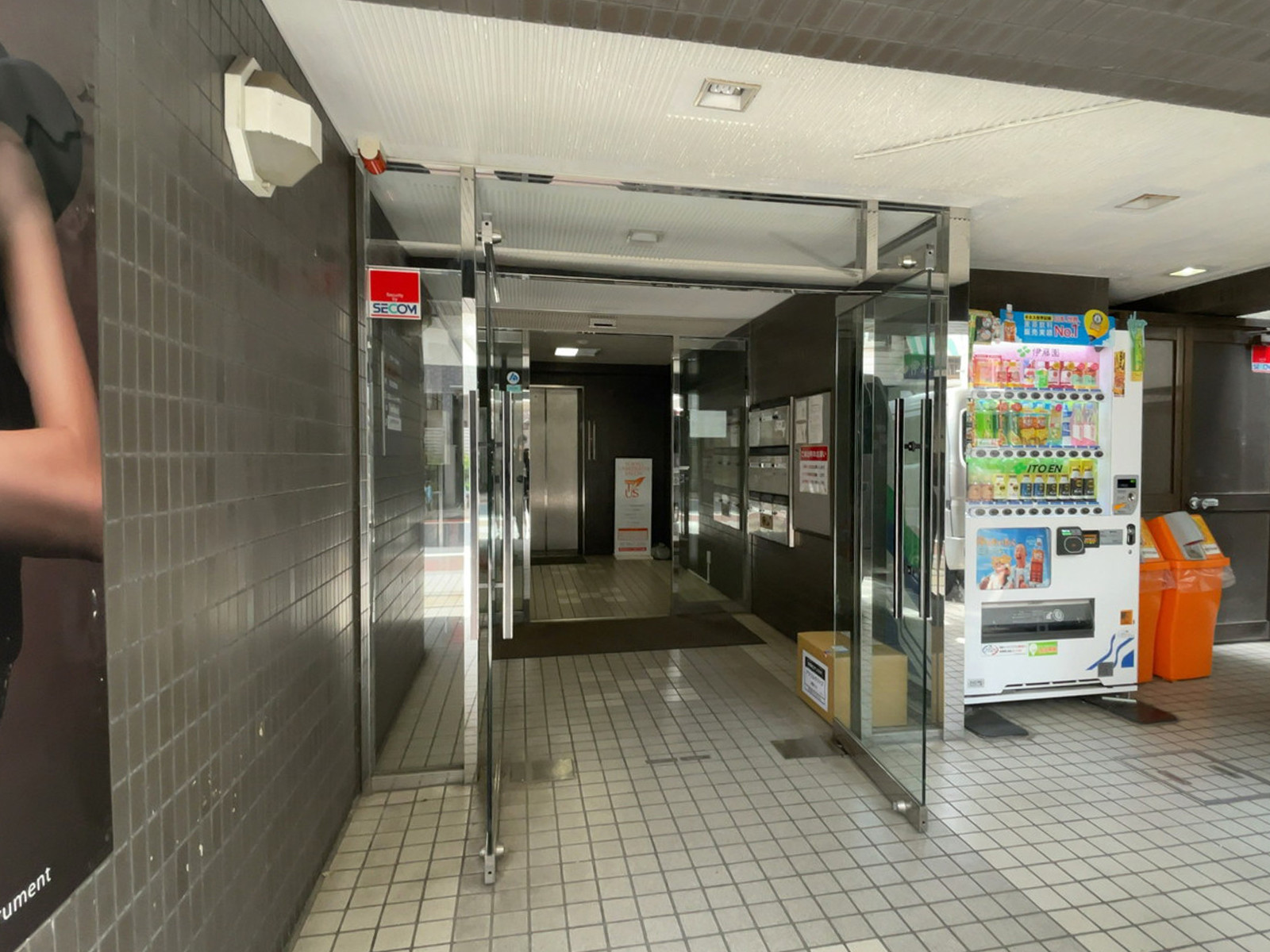オフィスビル出入口