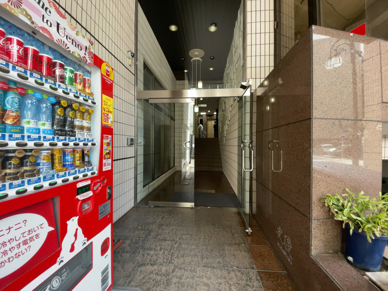 オフィスビル出入口