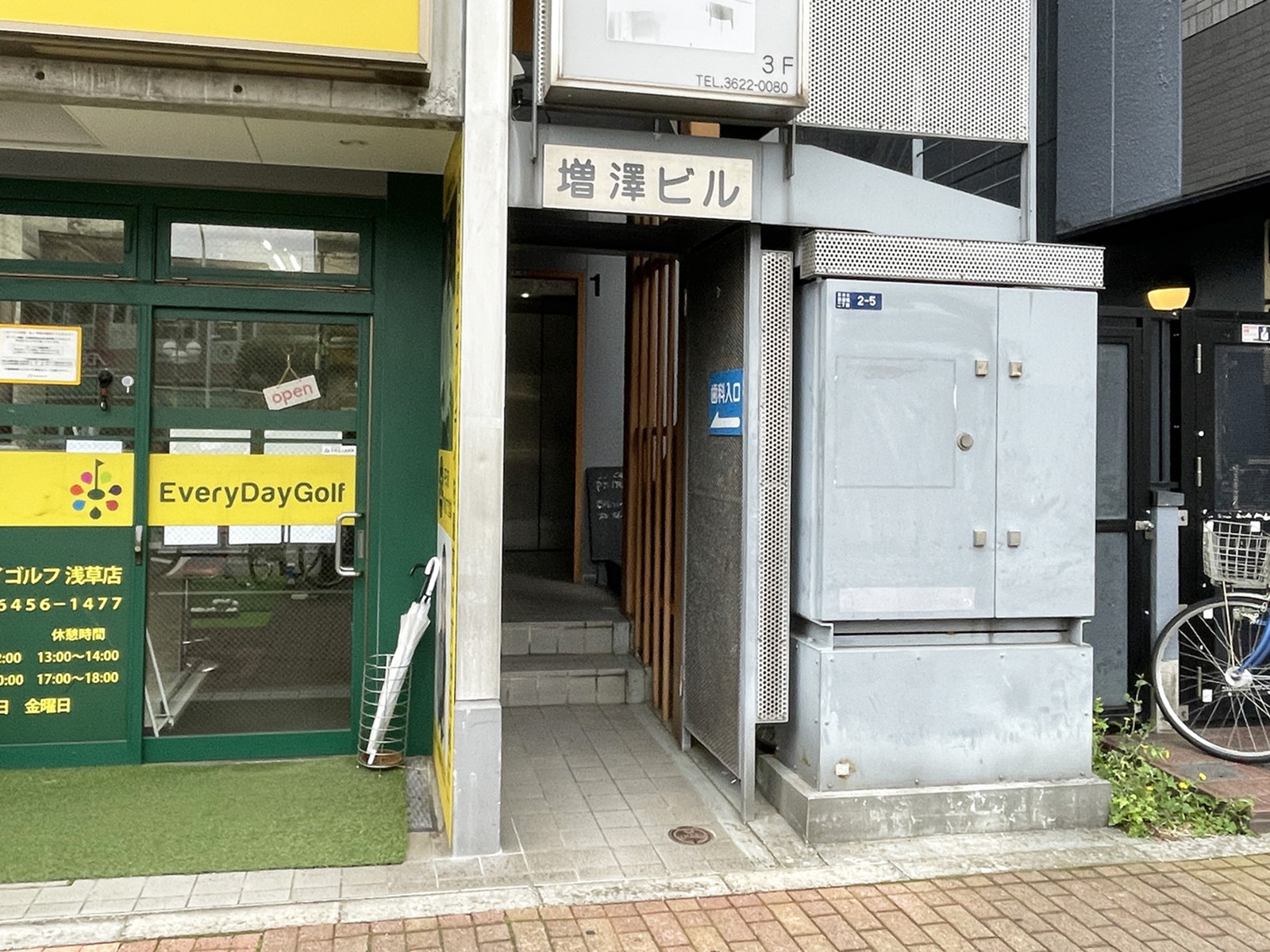 オフィスビル出入口