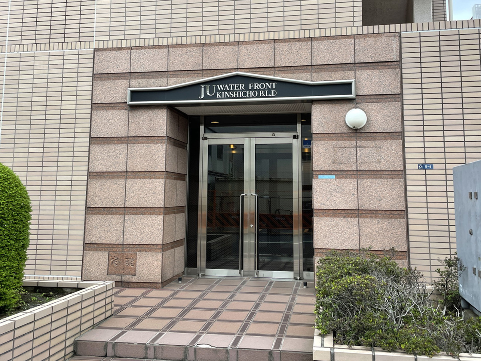 オフィスビル出入口