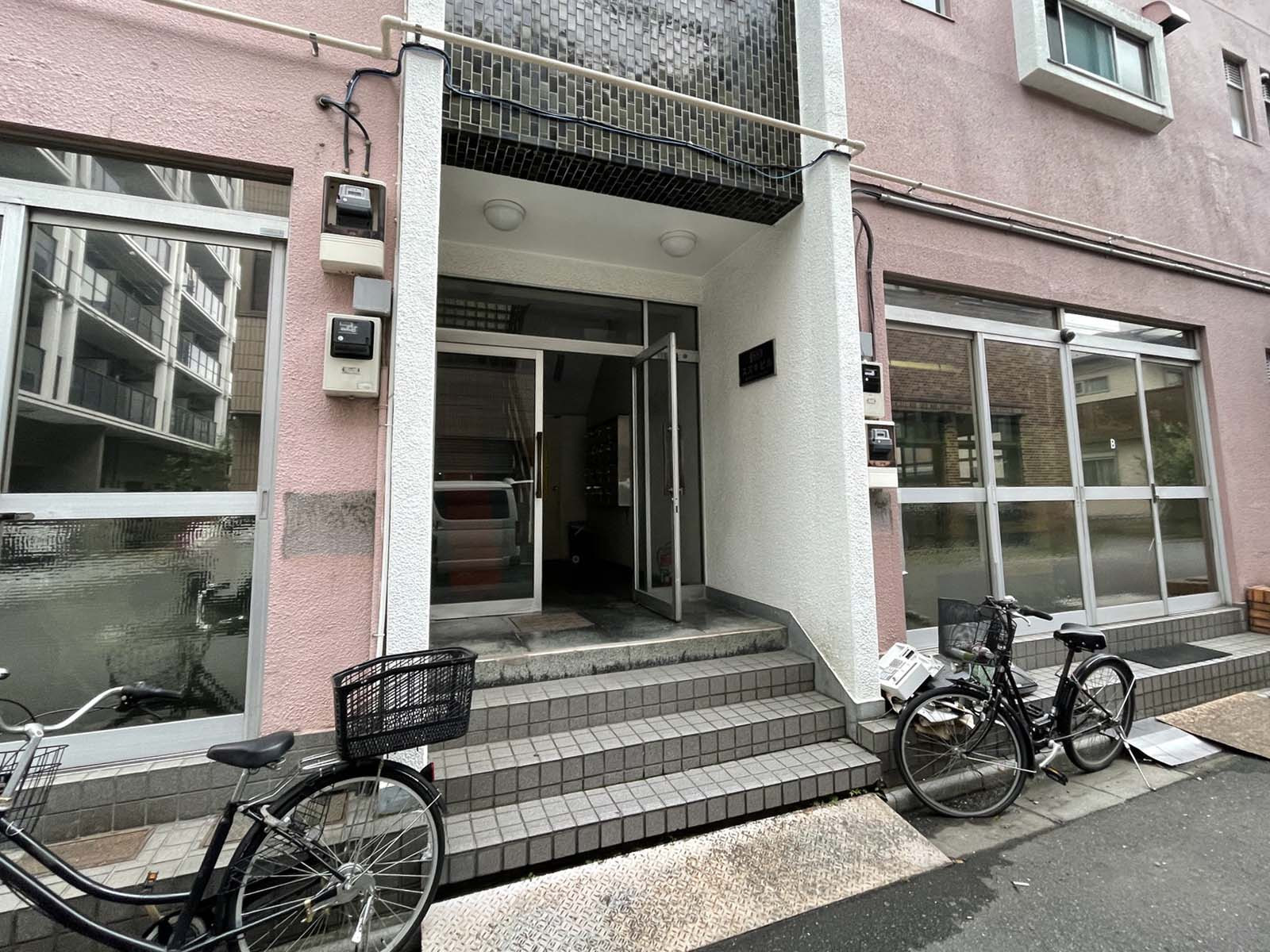 オフィスビル出入口