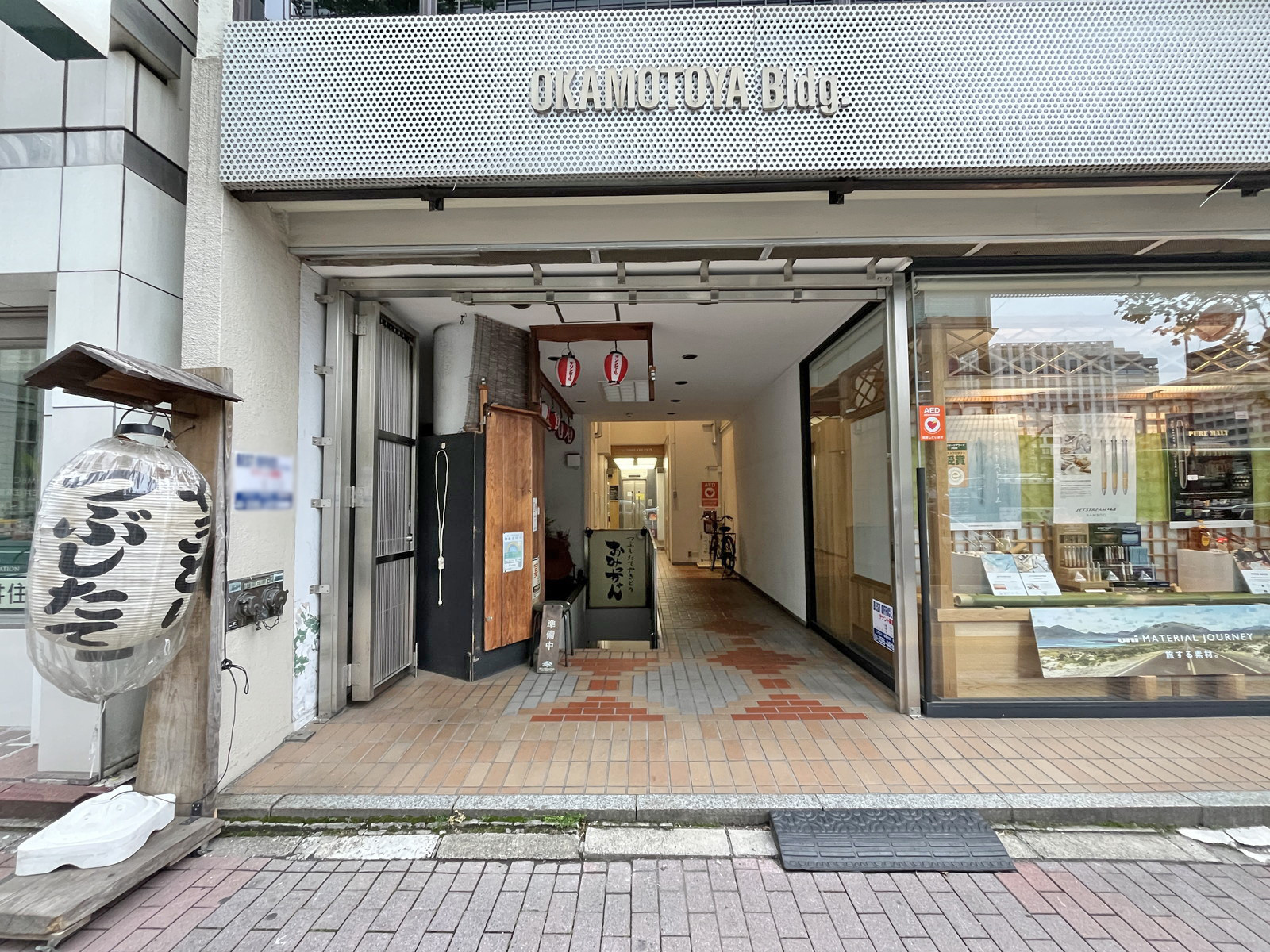 オフィスビル出入り口