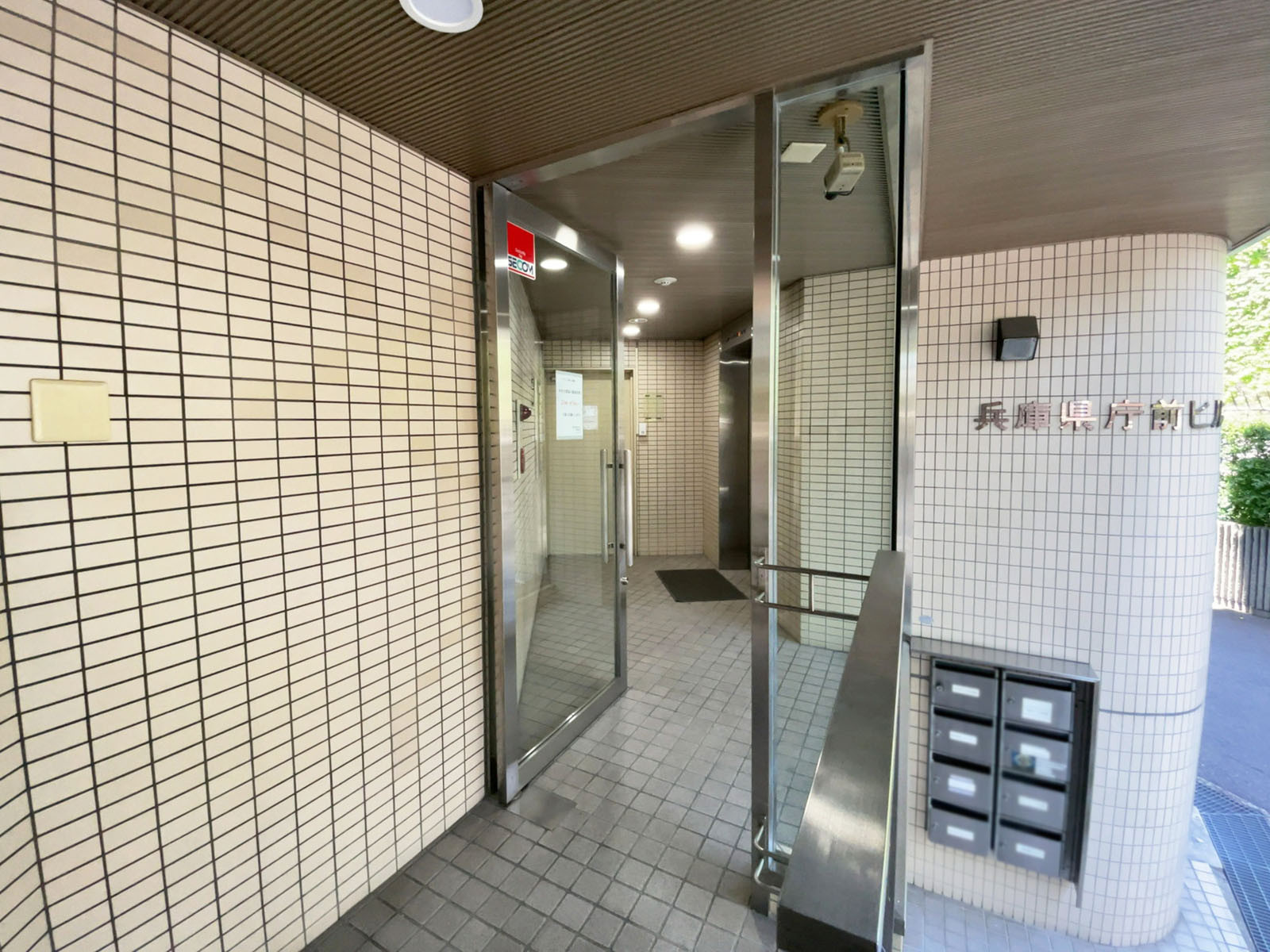 オフィスビル出入口