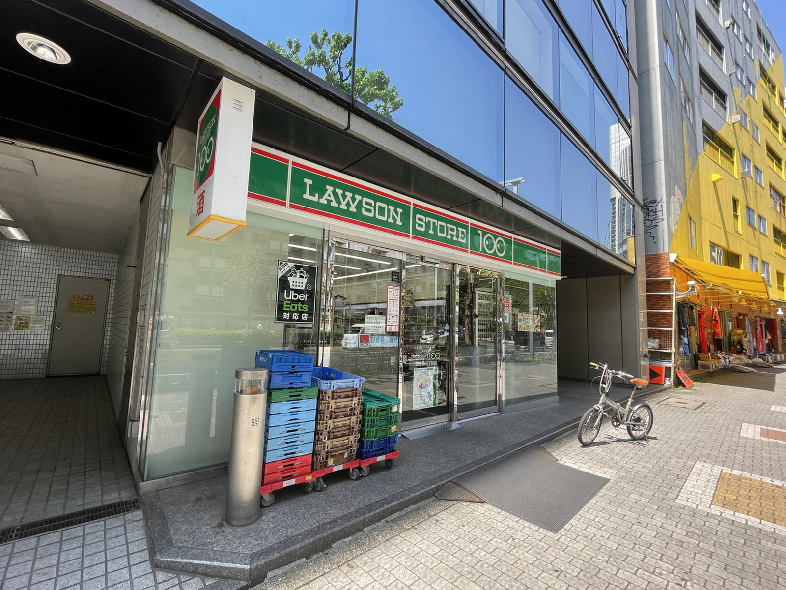 1階のローソンストア100 西新宿3丁目店