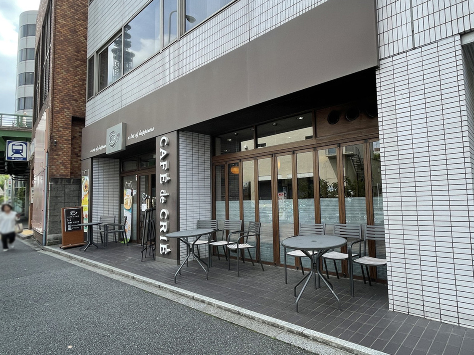 1階のカフェ・ド・クリエ曙橋店