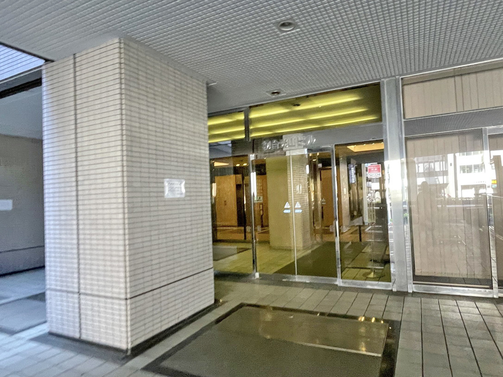 オフィスビル出入口