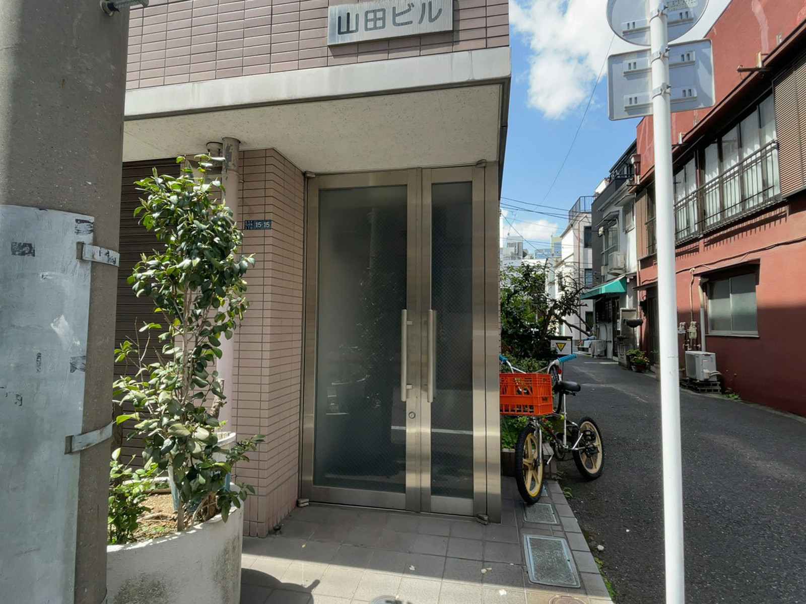 オフィスビル出入口