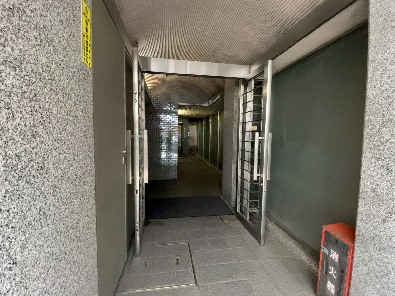 オフィスビル出入口
