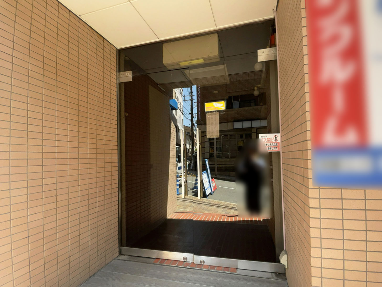 オフィスビル出入口
