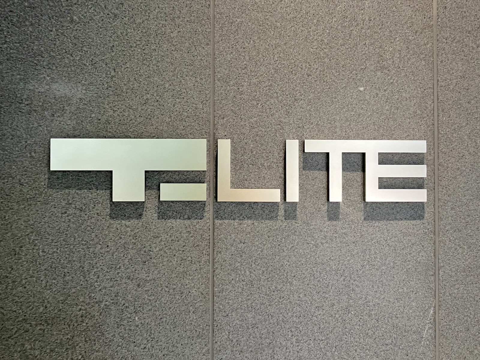 ネームプレート：T-LITE