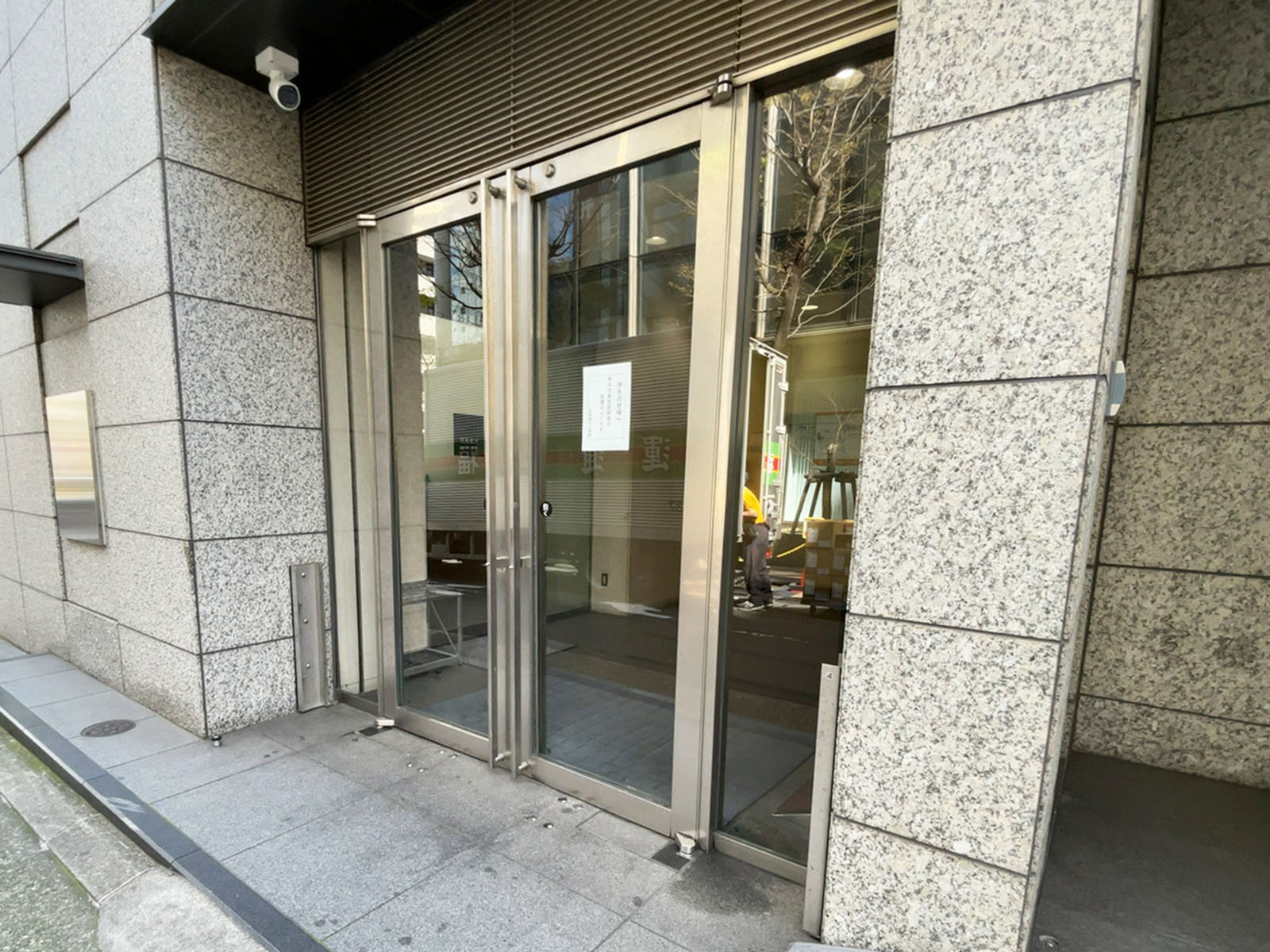 オフィスビル出入口
