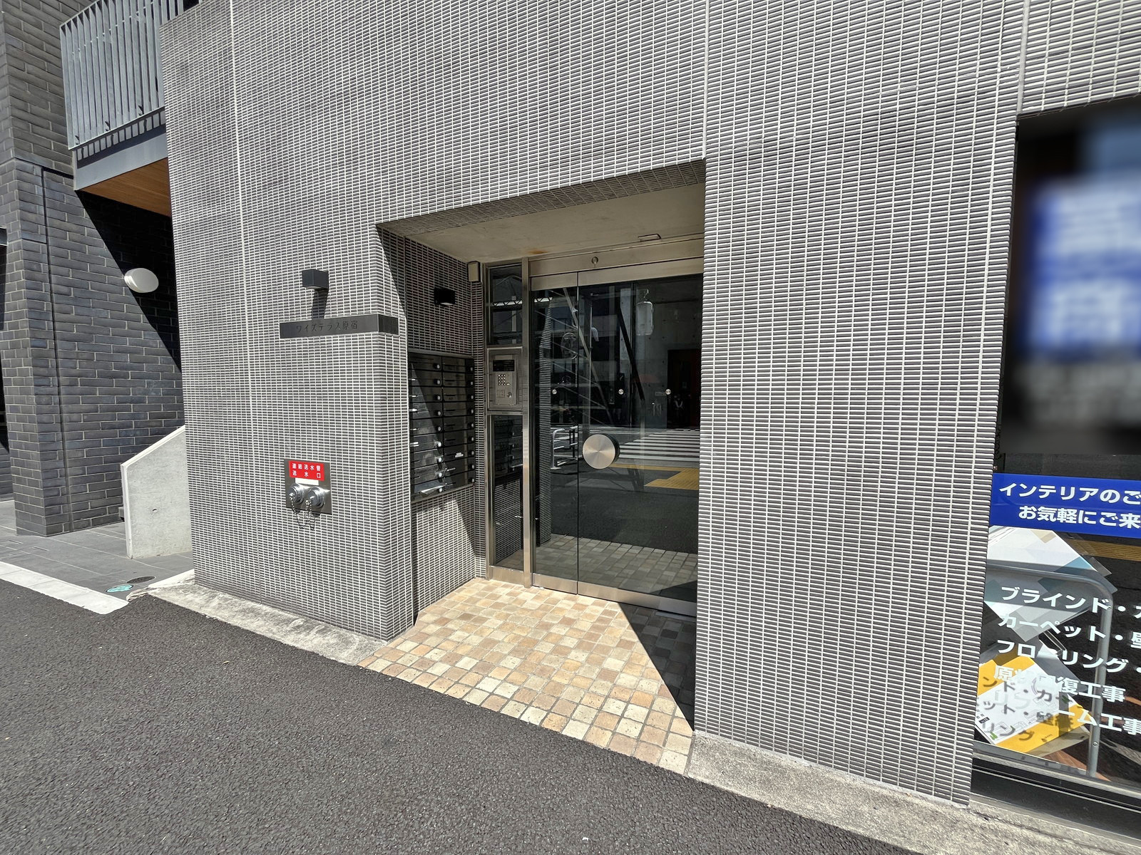 オフィスビル出入り口