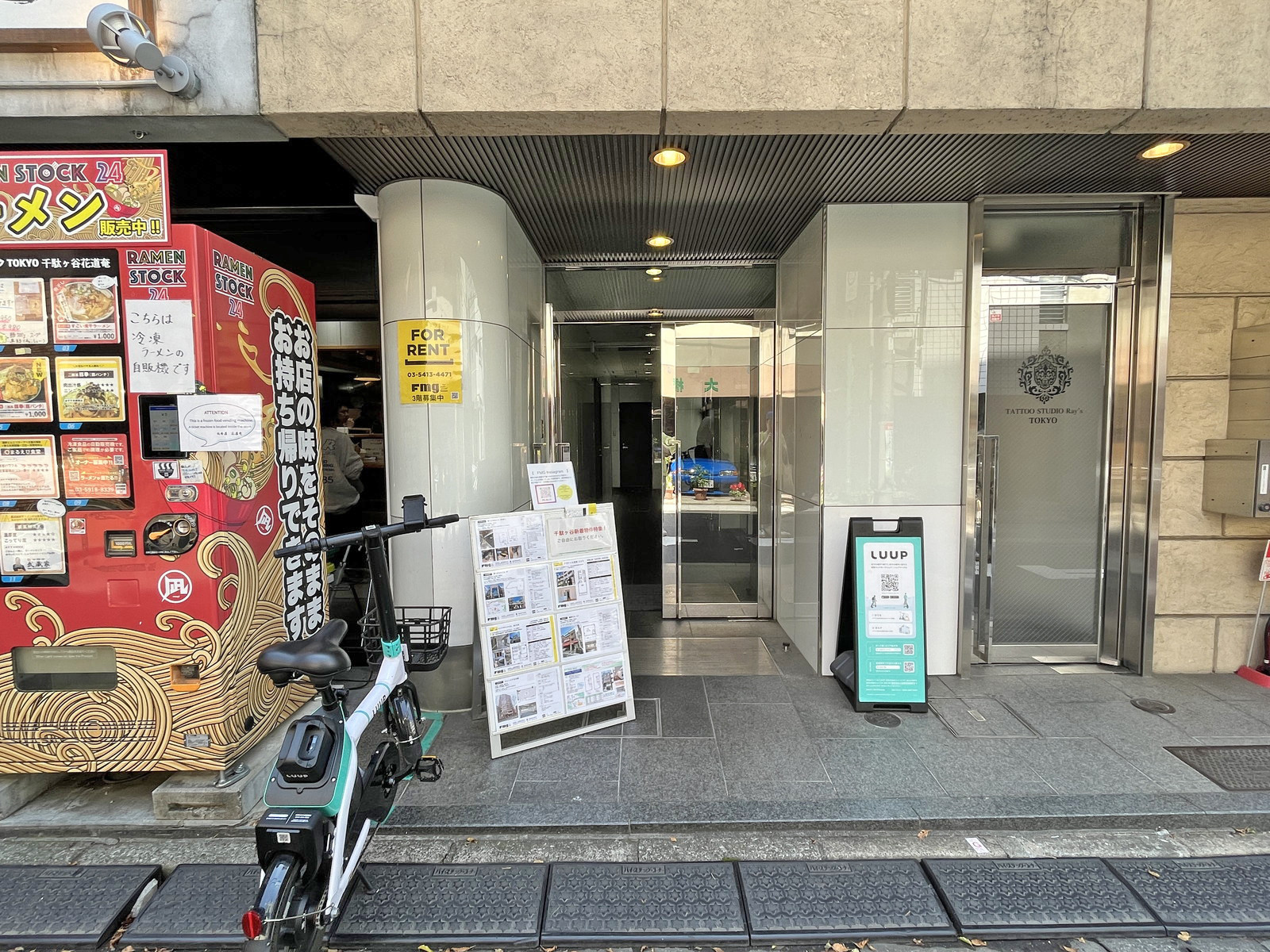 オフィスビル出入り口