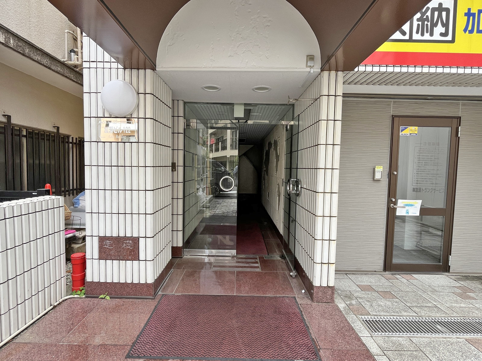 オフィスビル出入り口