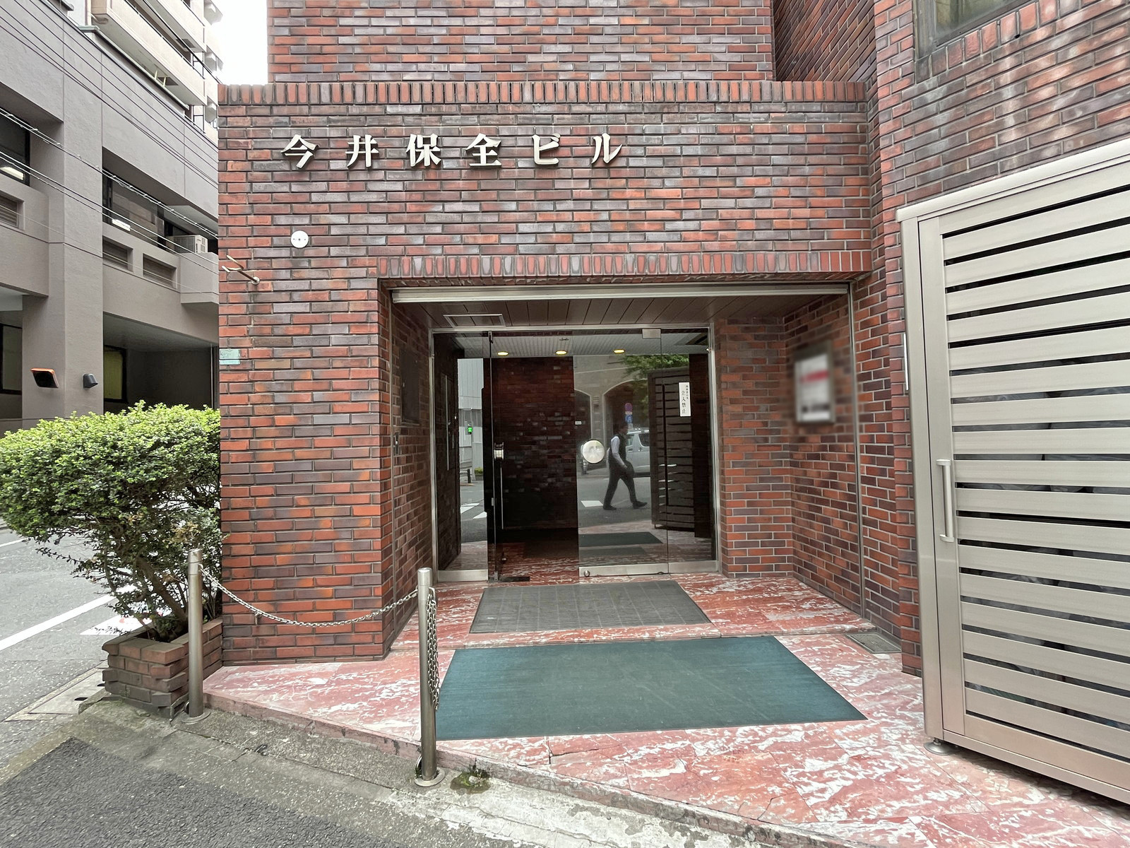 オフィスビル出入り口