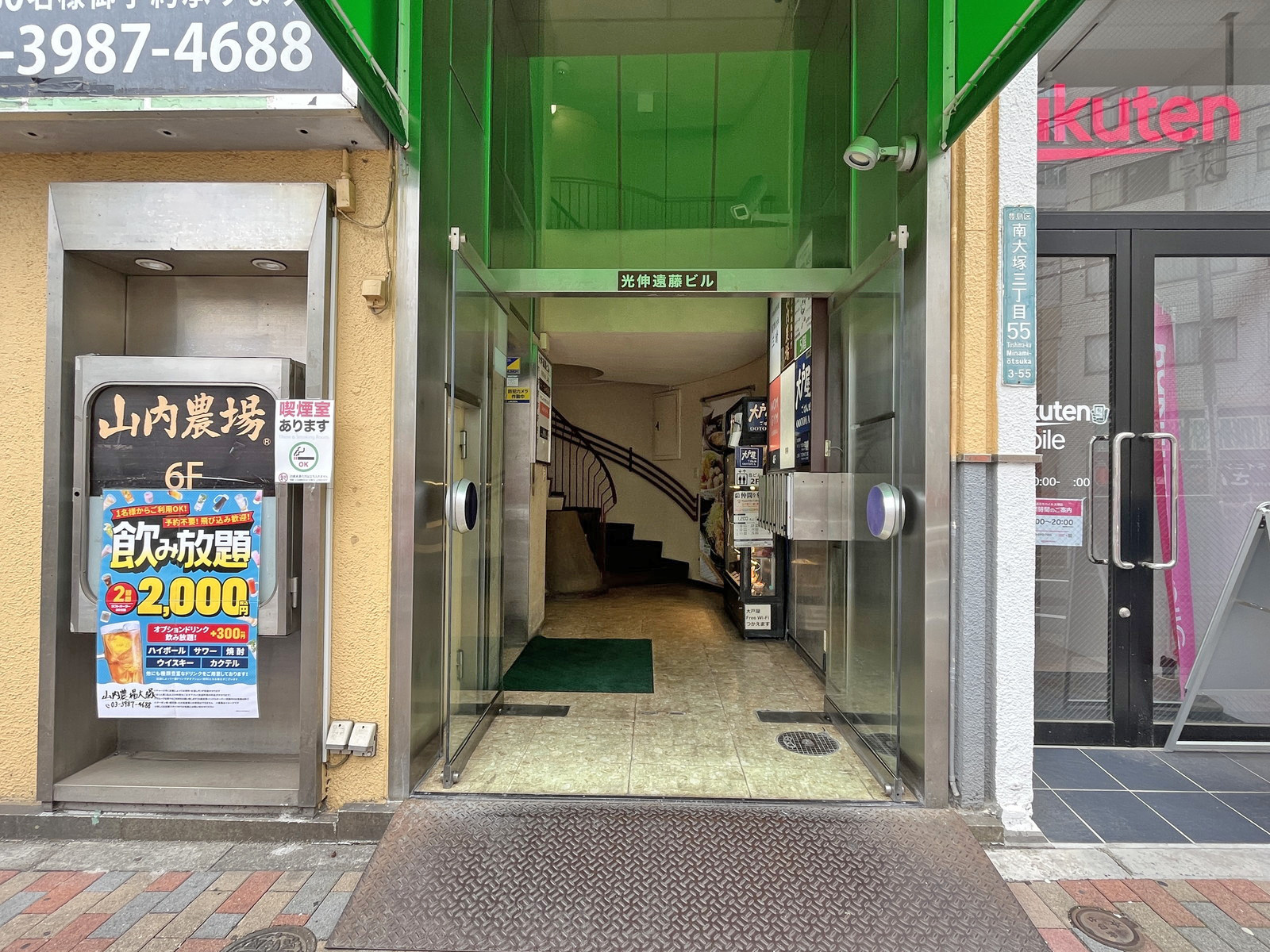 オフィスビル出入口
