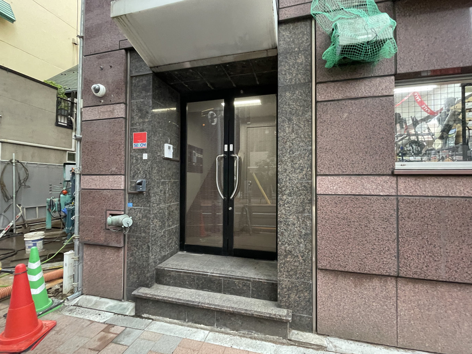 オフィスビル出入口