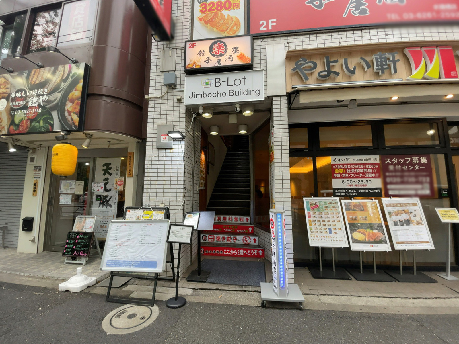 オフィスビル出入口