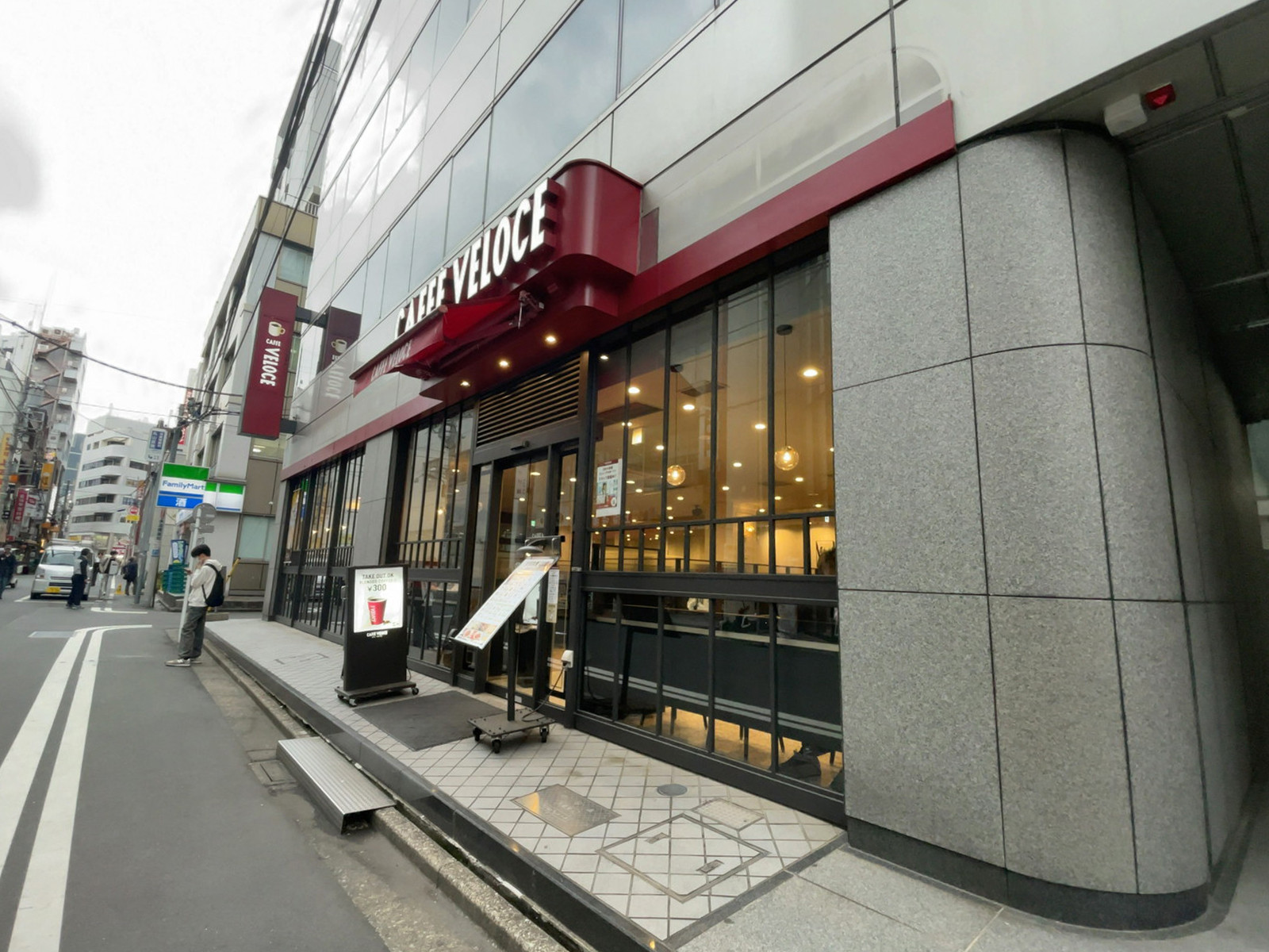 1階のカフェ・ベローチェ 水道橋店
