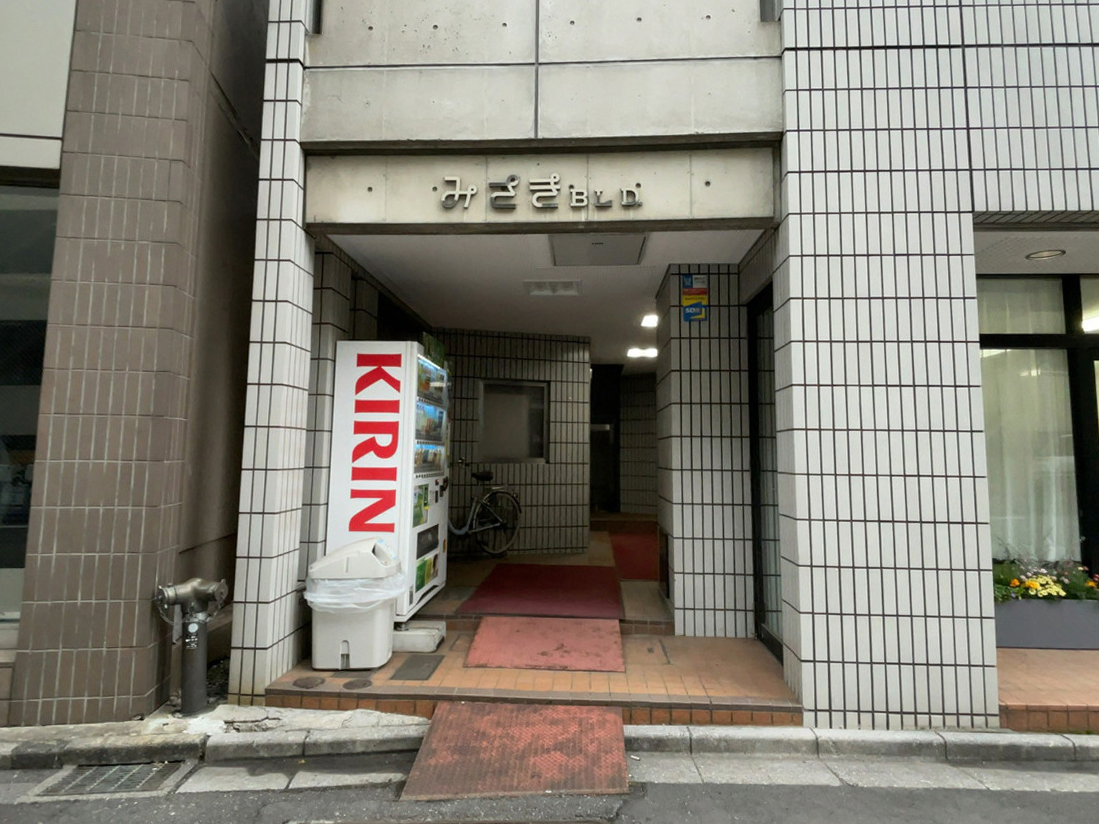 オフィスビル出入口