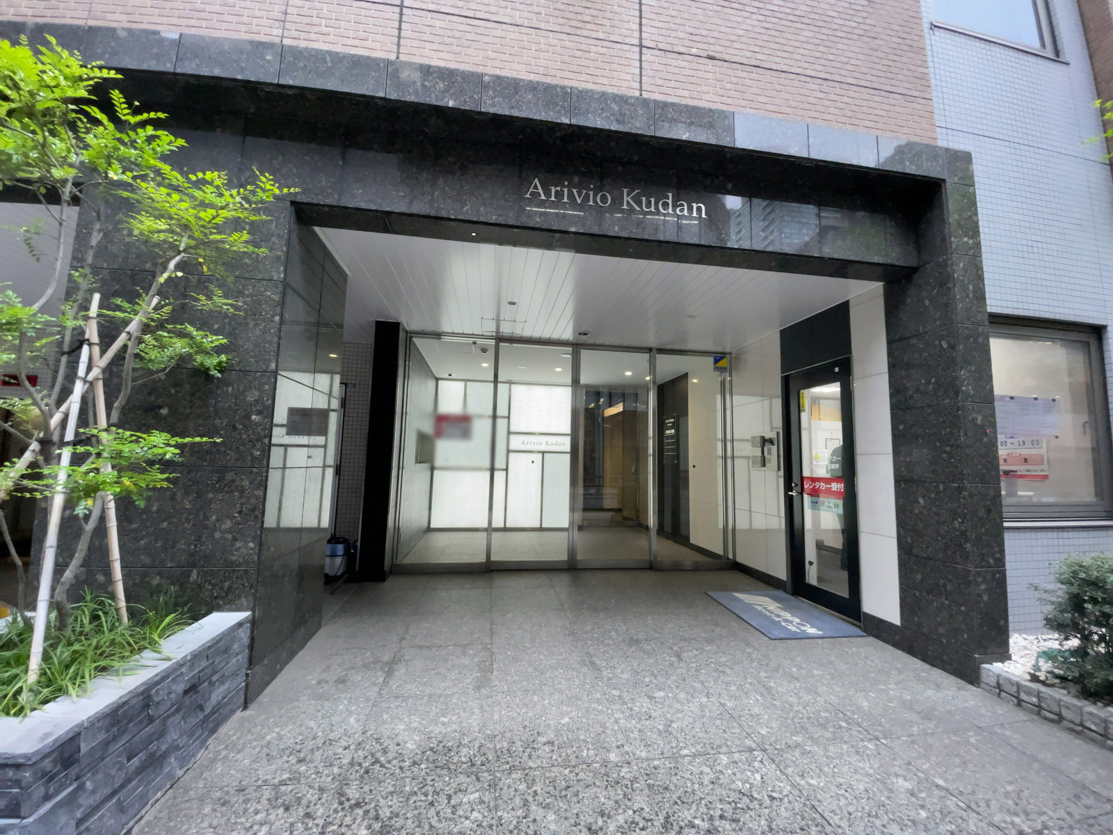 オフィスビル出入口