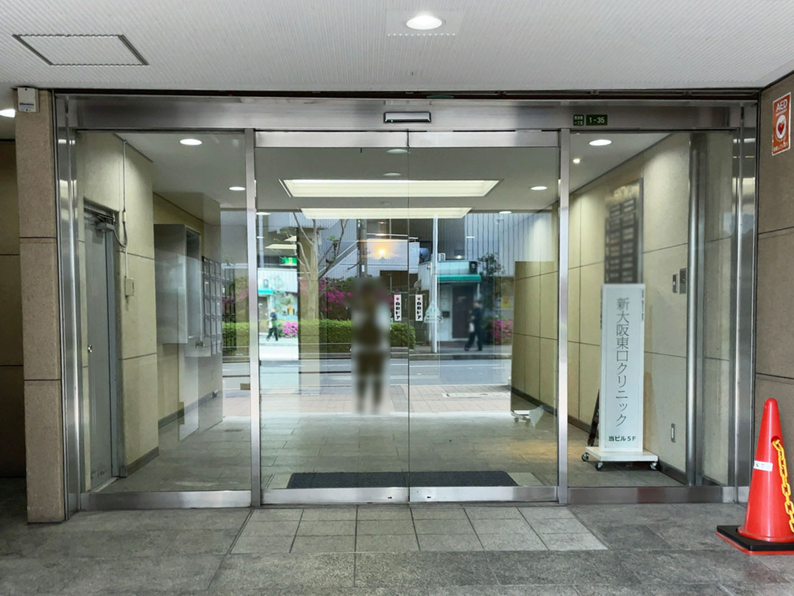 オフィスビル出入口