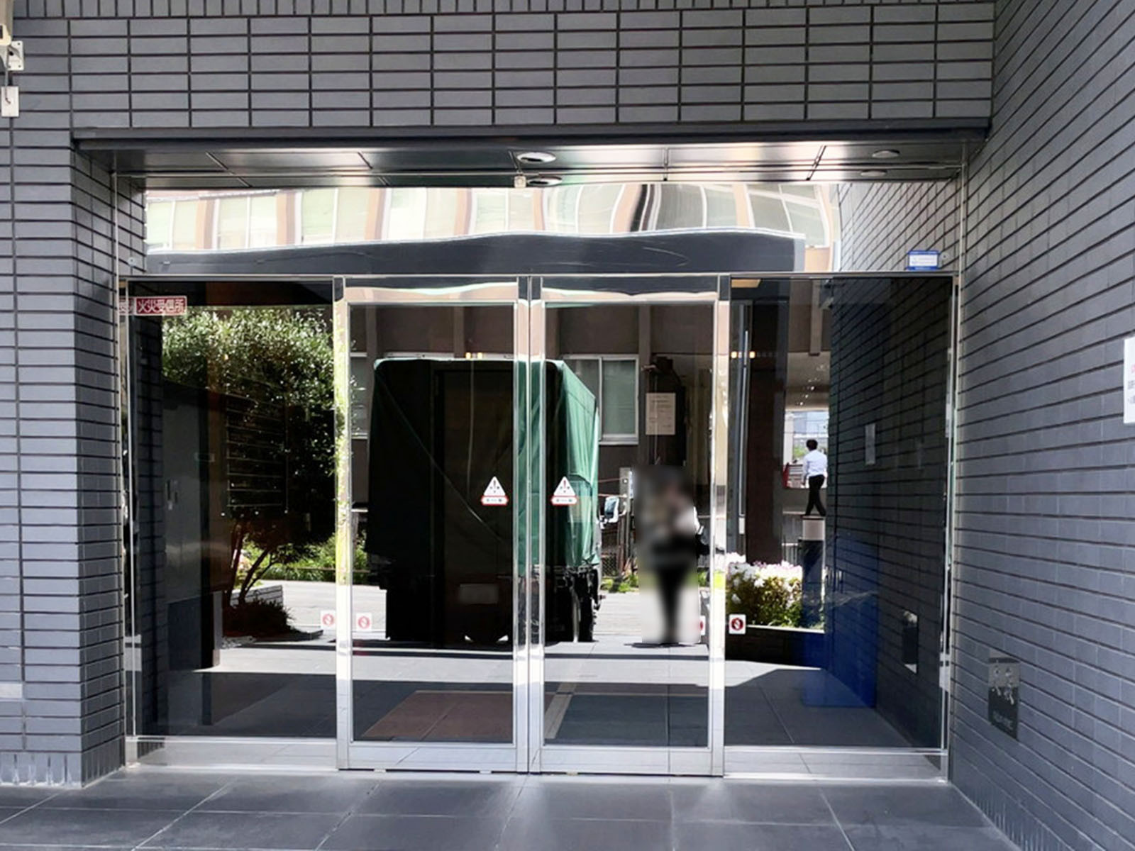 オフィスビル出入口