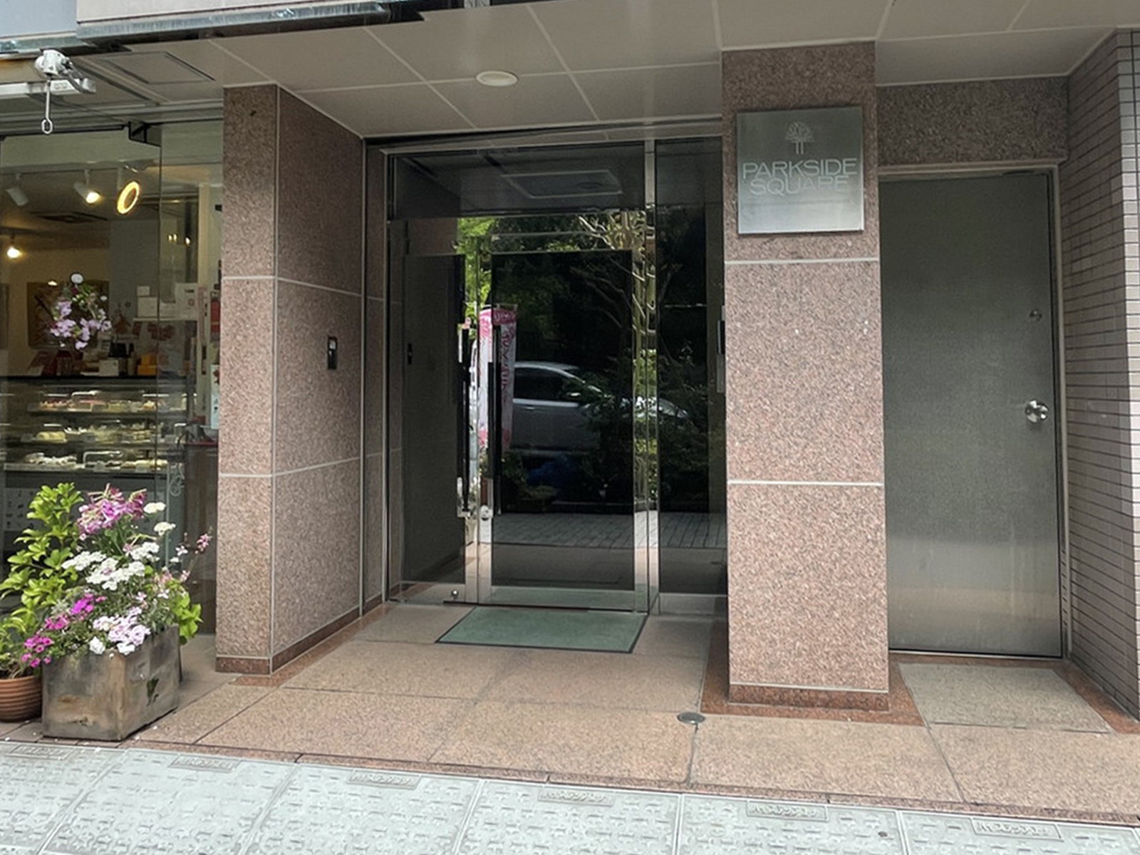 オフィスビル出入口