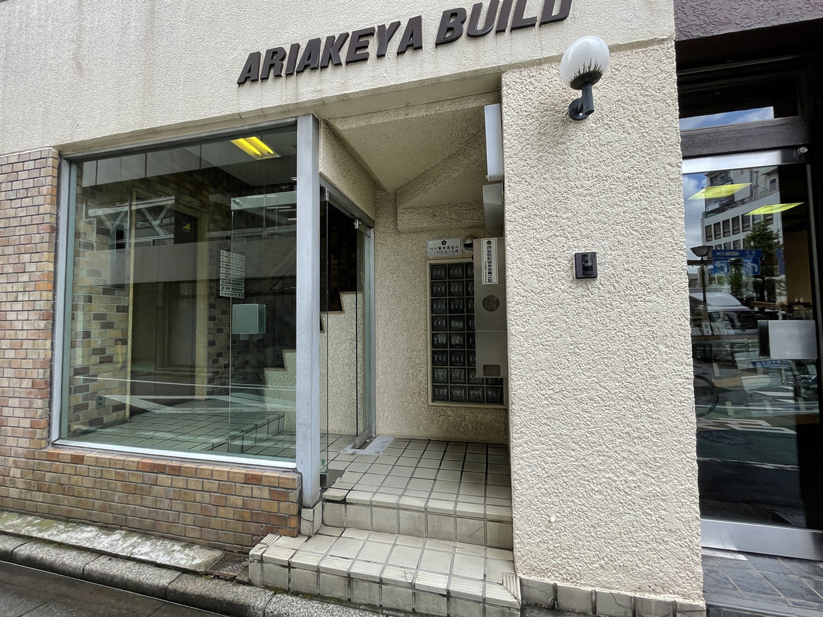 オフィスビル出入口