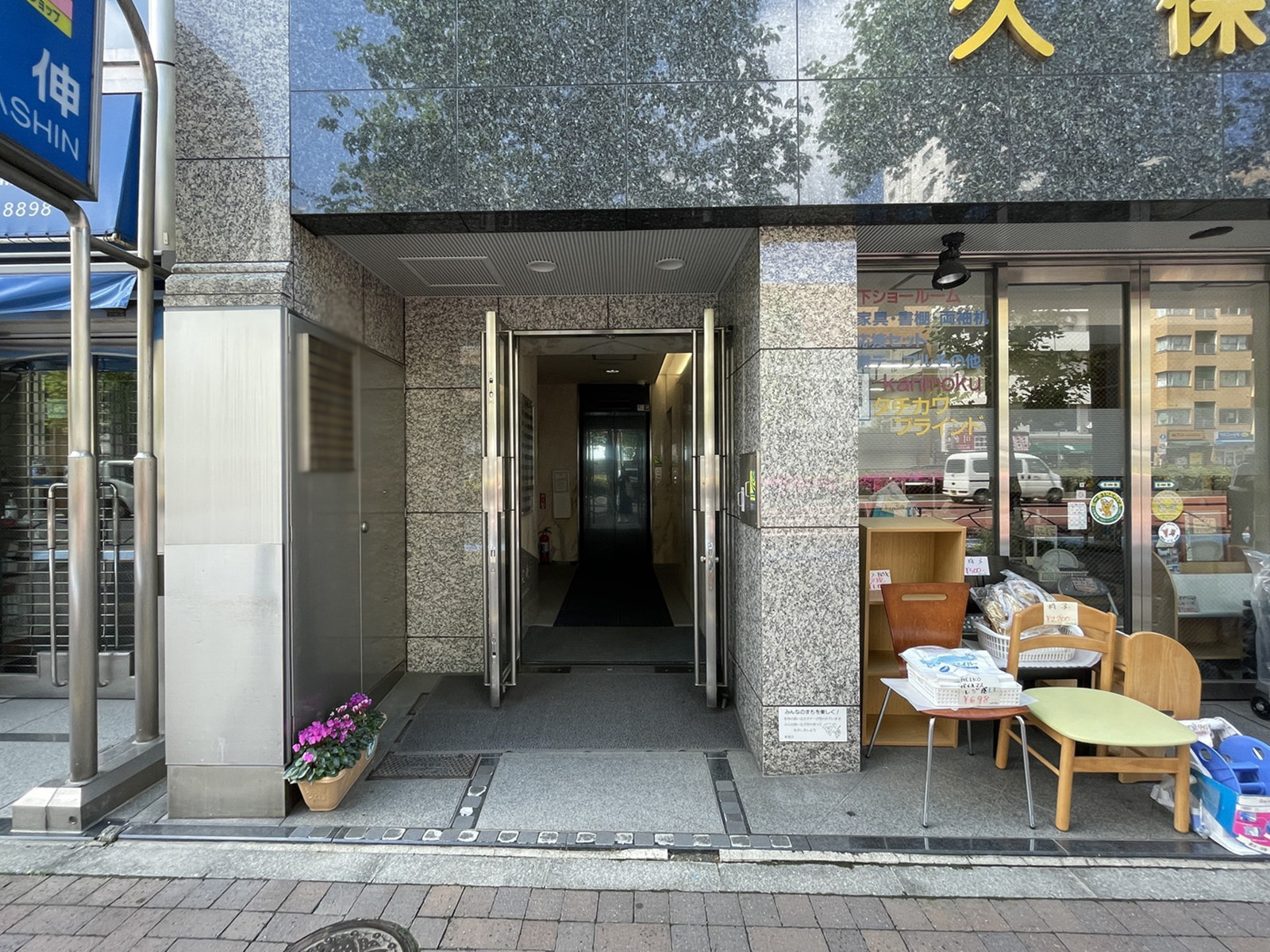 オフィスビル出入口