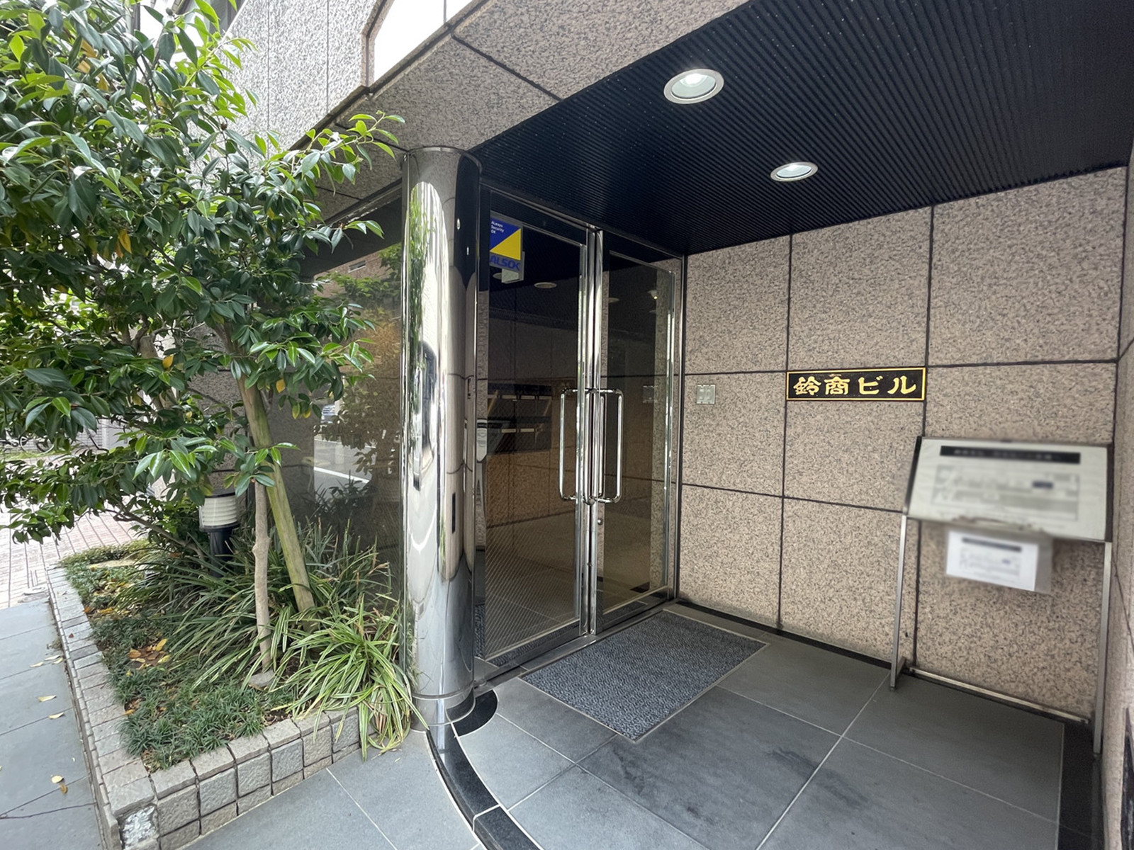 オフィスビル出入口