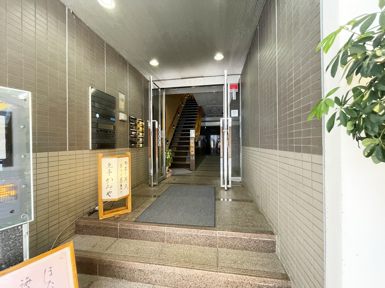 オフィスビル出入口